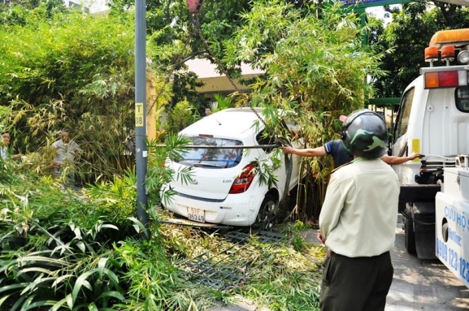 TP HCM: Nữ t&agrave;i xế h&uacute;c đổ r&agrave;o th&eacute;p, đ&egrave; cụ &ocirc;ng chạy xe &ocirc;m
