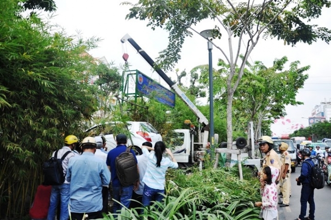 TP HCM: Nữ t&agrave;i xế h&uacute;c đổ r&agrave;o th&eacute;p, đ&egrave; cụ &ocirc;ng chạy xe &ocirc;m