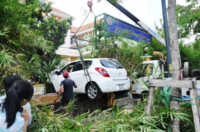 TP HCM: Nữ t&agrave;i xế h&uacute;c đổ r&agrave;o th&eacute;p, đ&egrave; cụ &ocirc;ng chạy xe &ocirc;m