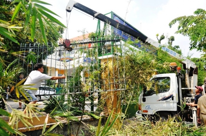 TP HCM: Nữ t&agrave;i xế h&uacute;c đổ r&agrave;o th&eacute;p, đ&egrave; cụ &ocirc;ng chạy xe &ocirc;m