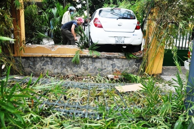 TP HCM: Nữ t&agrave;i xế h&uacute;c đổ r&agrave;o th&eacute;p, đ&egrave; cụ &ocirc;ng chạy xe &ocirc;m