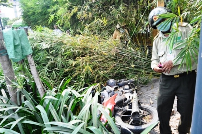 TP HCM: Nữ t&agrave;i xế h&uacute;c đổ r&agrave;o th&eacute;p, đ&egrave; cụ &ocirc;ng chạy xe &ocirc;m