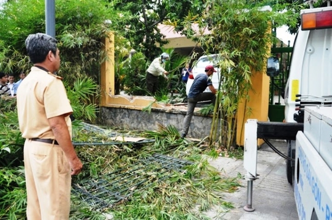 TP HCM: Nữ t&agrave;i xế h&uacute;c đổ r&agrave;o th&eacute;p, đ&egrave; cụ &ocirc;ng chạy xe &ocirc;m