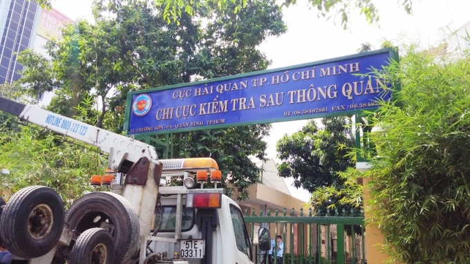 TP HCM: Nữ t&agrave;i xế h&uacute;c đổ r&agrave;o th&eacute;p, đ&egrave; cụ &ocirc;ng chạy xe &ocirc;m