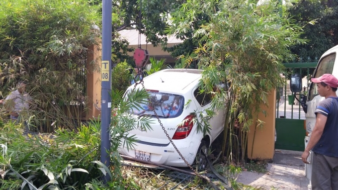 TP HCM: Nữ t&agrave;i xế h&uacute;c đổ r&agrave;o th&eacute;p, đ&egrave; cụ &ocirc;ng chạy xe &ocirc;m