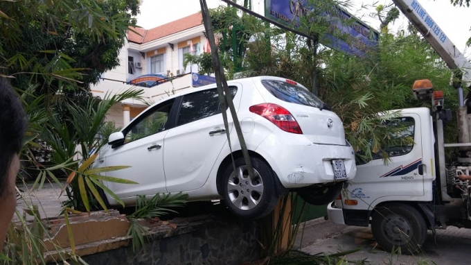 TP HCM: Nữ t&agrave;i xế h&uacute;c đổ r&agrave;o th&eacute;p, đ&egrave; cụ &ocirc;ng chạy xe &ocirc;m