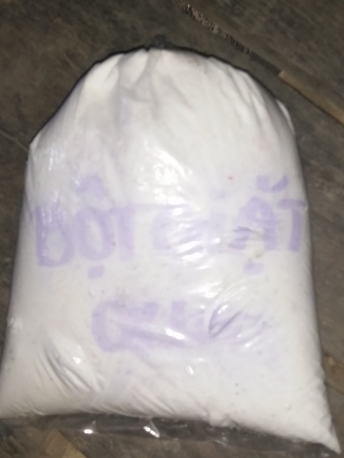 Một trong những g&oacute;i qu&agrave; Tết cho người ngh&egrave;o x&atilde; Phước Tr&agrave;.