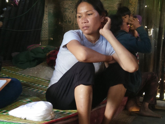 Chị Hồ Thị Nh&acirc;n vẫn chưa hết b&agrave;ng ho&agrave;ng sau khi bị ngộ độc.