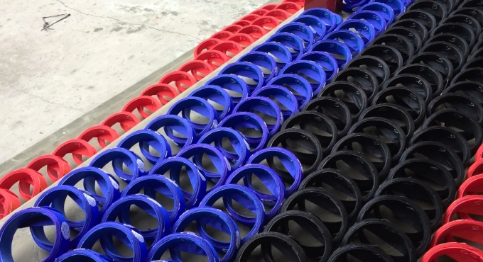 Những chiếc khăn đủ m&agrave;u sắc đ&oacute;ng sau khi quấn xong được xếp ở nơi tho&aacute;ng m&aacute;t, kh&ocirc; r&aacute;o để keo được kh&ocirc;.&nbsp;(Ảnh: Minh Trang)