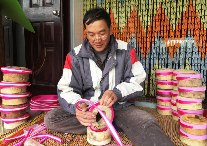 &Ocirc;ng Nguyễn Văn Kh&aacute;ng, 50 tuổi, nghệ nh&acirc;n l&agrave;m khăn xếp th&ocirc;n Gi&aacute;p Nhất quấn mỗi ng&agrave;y 100 chiếc khăn đ&oacute;ng để c&oacute; thể c&oacute; đủ h&agrave;ng phục vụ cho dịp Tết.&nbsp;(Ảnh: Minh Trang)