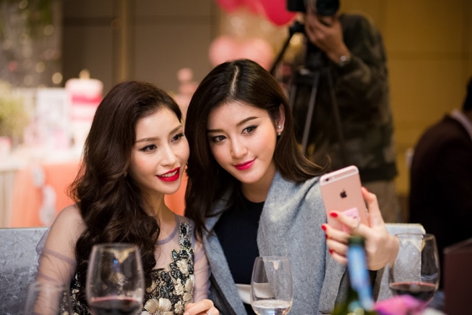 Khoảnh khắc đ&aacute;ng y&ecirc;u của Huyền My v&agrave; Lam C&uacute;c