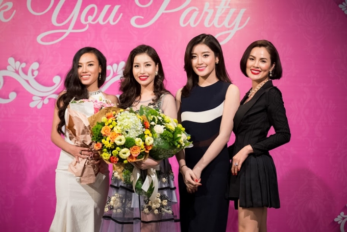 Bạn b&egrave; c&ugrave;ng ch&uacute;c mừng Lam C&uacute;c