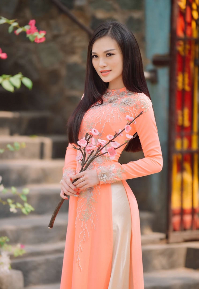 Cao Th&ugrave;y Linh dịu d&agrave;ng trong t&agrave; &aacute;o d&agrave;i m&agrave;u hồng cam