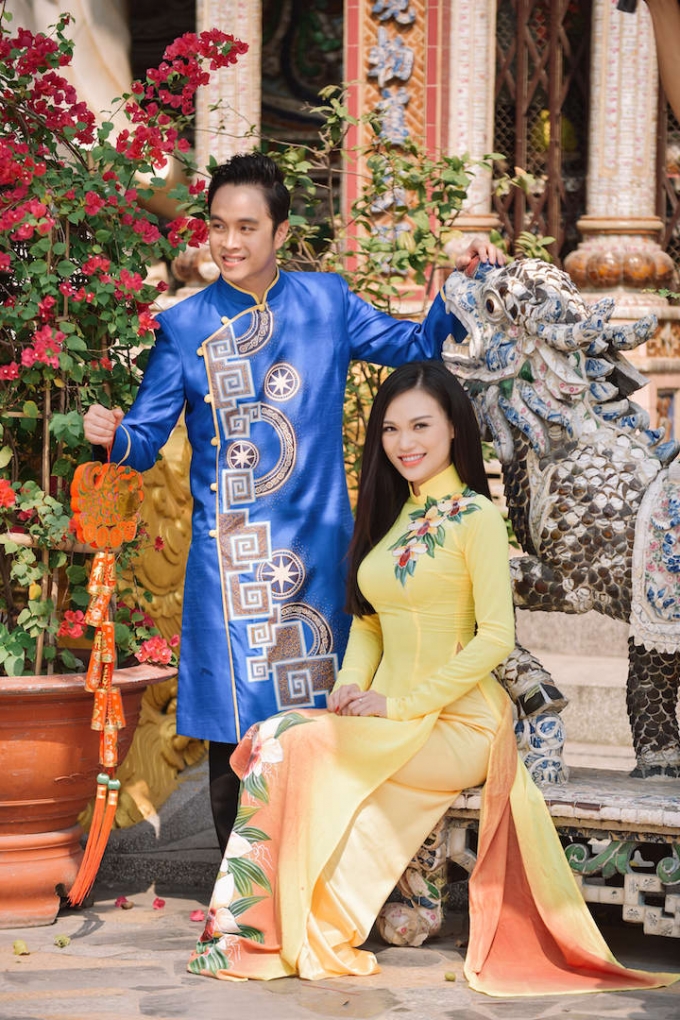 Nhật Tinh Anh v&agrave; Cao Th&ugrave;y Linh đ&oacute;n xu&acirc;n mới trong trang phục &aacute;o d&agrave;i