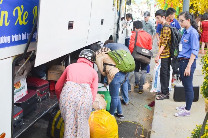 Tay trong tay, mỗi sinh vi&ecirc;n c&ugrave;ng xốn xắng chuẩn bị h&agrave;nh l&iacute;, tư trang xếp v&agrave;o xe về qu&ecirc;