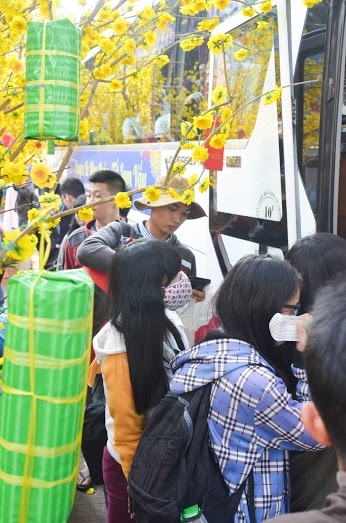 Sinh vi&ecirc;n xếp h&agrave;ng đứng đợi ph&uacute;t l&ecirc;n xe về qu&ecirc; ăn Tết c&ugrave;ng gia đ&igrave;nh