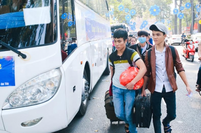 Sinh vi&ecirc;n h&agrave;o hứng khi đ&oacute;n nhận m&oacute;n qu&agrave; nghĩa t&igrave;nh của Hội SV Th&agrave;nh phố Hồ Ch&iacute; Minh