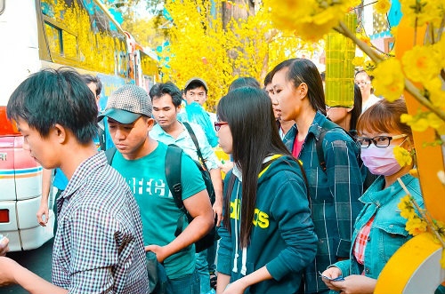 Những gương mặt hồ hởi của sinh vi&ecirc;n ngh&egrave;o được nhận v&eacute; về qu&ecirc; đ&oacute;n Tết c&ugrave;ng gia đ&igrave;nh