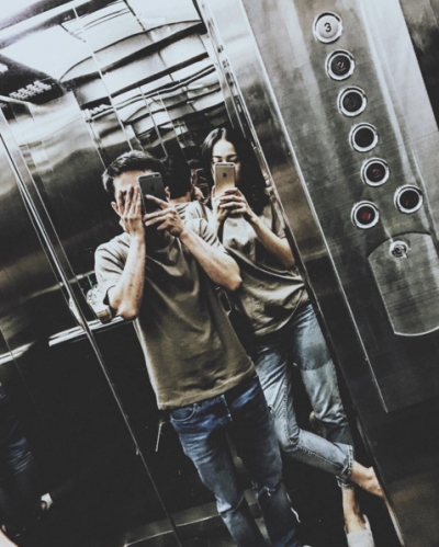 Cường Đ&ocirc; la v&agrave; Hạ Vi diện đồ đ&ocirc;i chụp ảnh tự sướng với nhau. Ảnh: internet.