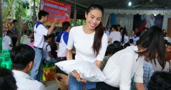 Phạm Hương, Thu Hoài cùng dàn hoa hậu về miền Tây tặng quà tết