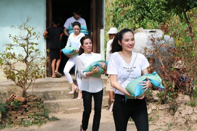 C&aacute;c người đẹp h&agrave;o hứng, vui vẻ đi l&agrave;m từ thiện.