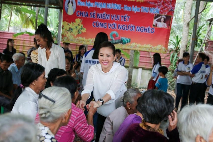 Hoa hậu Thu Ho&agrave;i hạnh ph&uacute;c khi được sẻ chia niềm vui với những người d&acirc;n miền T&acirc;y.