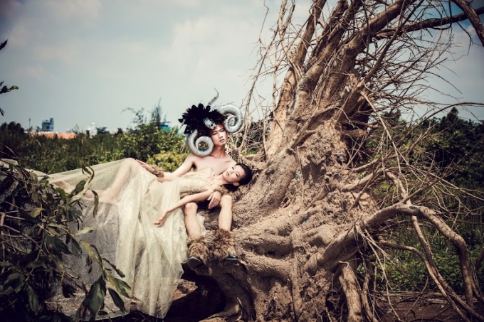 Bộ ảnh được lấy &yacute; tưởng từ bức ảnh nổi tiếng &ldquo;Giai nh&acirc;n v&agrave; qu&aacute;i vật&rdquo; của một nhiếp ảnh gia nổi tiếng tr&ecirc;n thế giới.