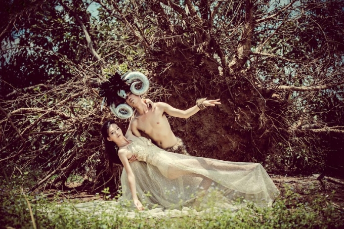 Nội dung bộ ảnh &ldquo;Qu&aacute;i vật v&agrave; giai nh&acirc;n&rdquo; kể về c&acirc;u chuyện t&igrave;nh y&ecirc;u của một qu&aacute;i vật mặt người h&igrave;nh th&uacute; với n&agrave;ng c&ocirc;ng ch&uacute;a xinh đẹp trong rừng gi&agrave; hoang vắng.