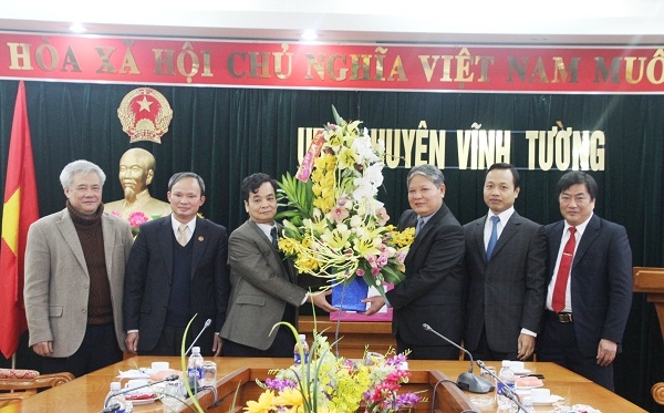 Bộ trưởng Bộ Tư ph&aacute;p H&agrave; H&ugrave;ng Cường ch&uacute;c tết huyện Vĩnh Tường.