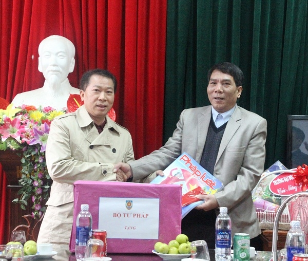 Tổng bi&ecirc;n tập B&aacute;o Ph&aacute;p luật Việt Nam Đ&agrave;o Văn Hội trao tặng mỗi hộ ngh&egrave;o 1 triệu đồng để động vi&ecirc;n b&agrave; con nh&acirc;n dịp Tết Nguy&ecirc;n đ&aacute;n.&nbsp;