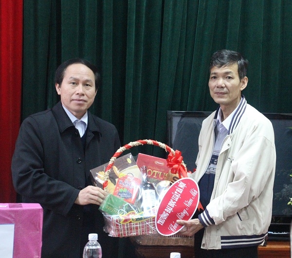 Hiệu trưởng ĐH Luật H&agrave; Nội ch&uacute;c Tết x&atilde; Việt Xu&acirc;n.