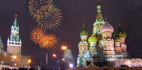 &nbsp;Truyền thống năm mới của người Nga l&agrave; viết một điều ước ra giấy, đốt v&agrave; bỏ tro v&agrave;o cốc champaigne rồi uống trước 12h đ&ecirc;m giao thừa.