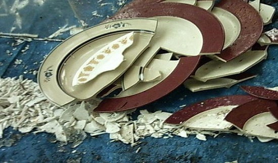 Năm mới l&agrave; dịp để người Đan Mạch dọn bớt những chiếc đĩa cũ trong nh&agrave;. Họ sẽ n&eacute;m ch&uacute;ng v&agrave;o cửa nh&agrave; h&agrave;ng x&oacute;m, bạn b&egrave; hoặc người th&acirc;n. Khi giao thừa đến, họ sẽ c&ugrave;ng nh&uacute;n nhảy tr&ecirc;n ghế v&igrave; quan niệm h&agrave;nh động n&agrave;y sẽ xua đuổi t&agrave; ma v&agrave; mang lại may mắn.&nbsp;