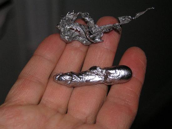 &nbsp;Người Phần Lan c&oacute; truyền thống dự đo&aacute;n năm mới bằng c&aacute;ch đun n&oacute;ng chảy thiếc rồi bỏ v&agrave;o chậu nước. H&igrave;nh dạng mảnh thiếc sau khi đ&ocirc;ng lại c&oacute; thể cho biết năm mới của bạn sẽ ra sao. Nếu l&agrave; h&igrave;nh tr&aacute;i tim hoặc chiếc nhẫn, đ&acirc;y l&agrave; dấu hiệu cho đ&aacute;m cưới, h&igrave;nh con thuyền dự b&aacute;o cho chuyến đi du lịch. H&igrave;nh con lợn mang &yacute; nghĩa đủ đầy thực phẩm trong nh&agrave;.