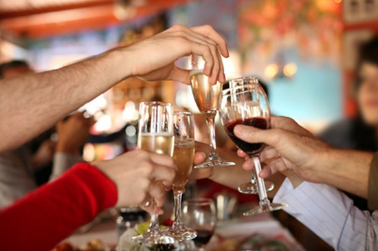 &nbsp;Người xứ Wales cũng c&oacute; phong tục x&ocirc;ng nh&agrave;. Họ sẽ coi l&agrave; xui xẻo nếu người đ&oacute; l&agrave; phụ nữ hoặc đ&agrave;n &ocirc;ng t&oacute;c đỏ. Họ cũng tr&aacute;nh cho mượn bất cứ thứ g&igrave; v&agrave;o ng&agrave;y đầu năm.