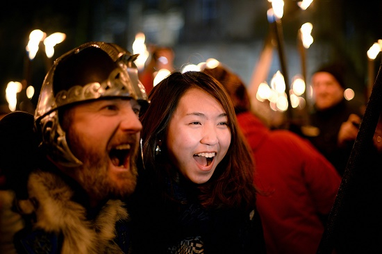 G&otilde; cửa đầu năm l&agrave; phong tục ở Scotland. Người Scotland sẽ t&igrave;m c&aacute;ch mời bằng được những ch&agrave;ng trai cao r&aacute;o, da ngăm đen v&agrave; đẹp trai l&agrave;m vị kh&aacute;ch đầu ti&ecirc;n bước v&agrave;o nh&agrave; m&igrave;nh trong năm mới để mang may mắn đến cho gia chủ.