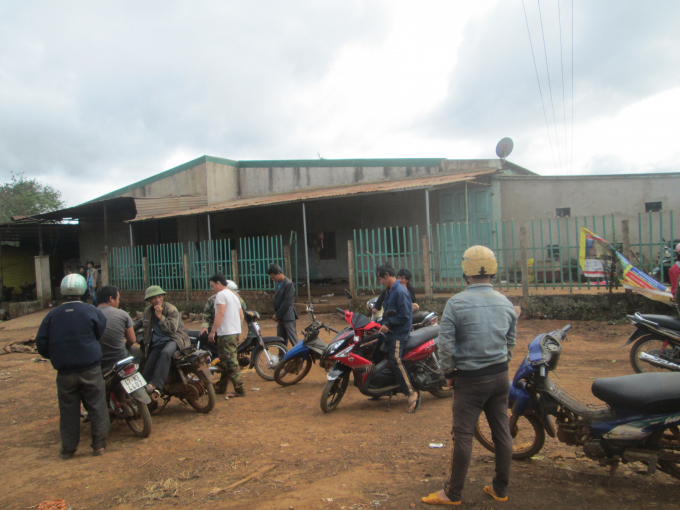 H&agrave;ng chục người k&eacute;o đến nh&agrave; b&agrave; Tam trong t&igrave;nh trạng hoang mang v&igrave; bị trốn nợ