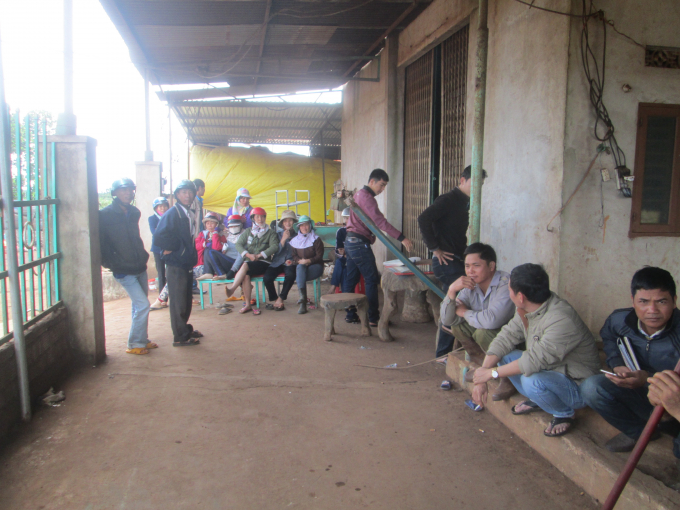 người d&acirc;n tập trung ng&agrave;y c&agrave;ng đ&ocirc;ng tại nh&agrave; b&agrave; Tam