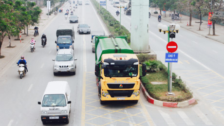 Nhiều phương tiện lưu th&ocirc;ng c&ugrave;ng l&agrave;n với xe bu&yacute;t nhanh. Ảnh: MĐ