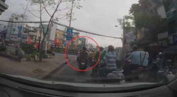 [Clip]: Cặp đôi ngang nhiên cướp giật giữa đường phố đông người