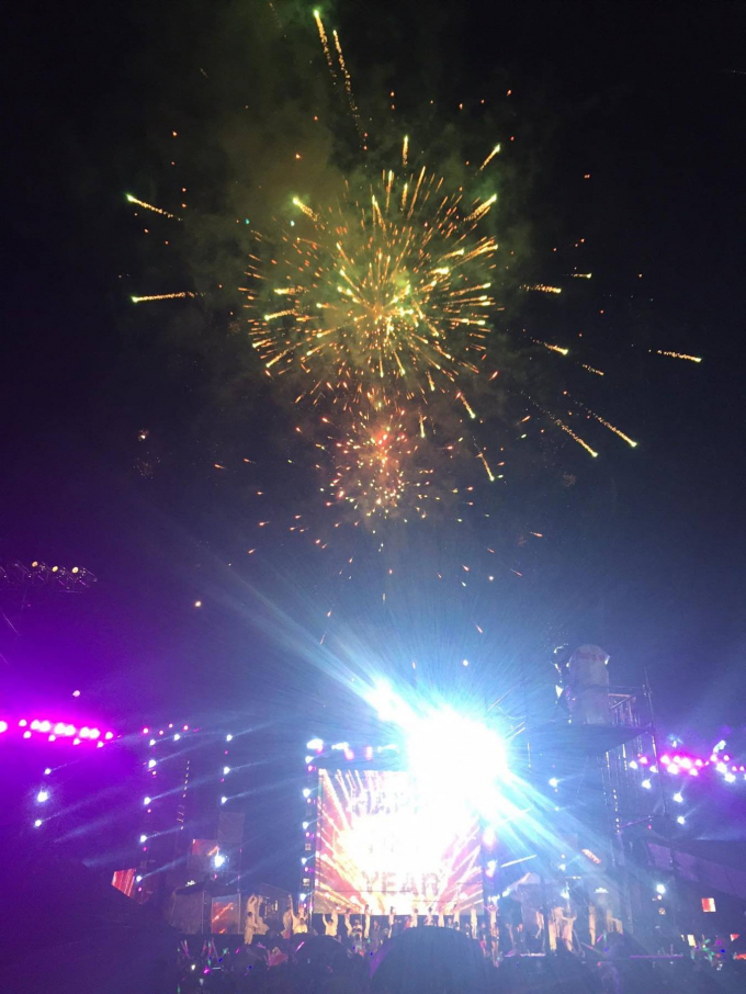 H&agrave;ng vạn người d&acirc;n Đ&agrave; Nẵng đội mưa đ&oacute;n năm mới 2017