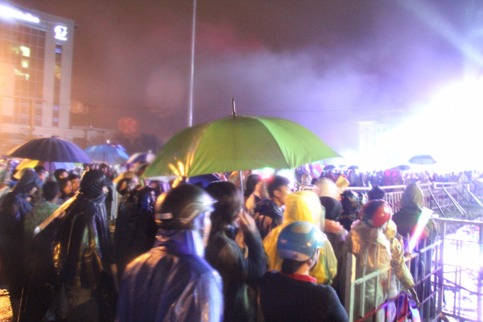 &nbsp;Chương tr&igrave;nh bắt đầu l&uacute;c 21h00, nhưng d&ograve;ng người tr&ecirc;n địa b&agrave;n th&agrave;nh phố đ&atilde; tấp nập đổ về tham gia chương tr&igrave;nh từ rất sớm bất chấp mưa, gi&oacute; v&agrave; r&eacute;t.