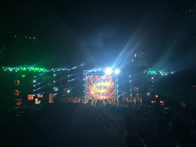 H&agrave;ng ng&agrave;n người d&acirc;n Đ&agrave; Nẵng đội mưa đ&oacute;n năm mới