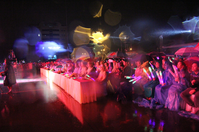 L&atilde;nh đạo th&agrave;nh phố v&agrave; đại biểu tham dự chương tr&igrave;nh cũng mặc &aacute;o mưa, che d&ugrave; đội mưa xem chương tr&igrave;nh nghệ thuật v&agrave; đ&oacute;n giao thừa.&nbsp;(Ảnh: V&acirc;n Trương)