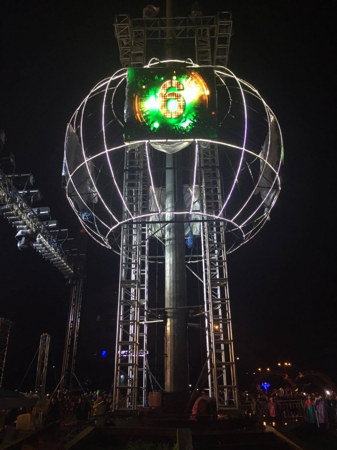 Quả cầu may mắn, đếm ngược ch&agrave;o đ&oacute;n thời khắc giao thừa mừng Xu&acirc;n Đinh Dậu 2017.&nbsp;(Ảnh: V&acirc;n Trương)