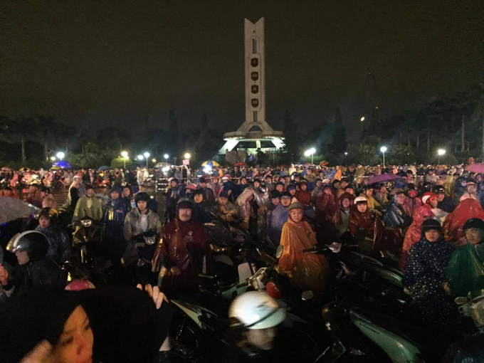 Người d&acirc;n mặc &aacute;o mưa đứng chật k&iacute;n đường 2/9 (Đ&agrave; Nẵng) để thưởng thức &acirc;m nhạc v&agrave; ch&agrave;o đ&oacute;n giao thừa. (Ảnh: V&acirc;n Trương)&nbsp;