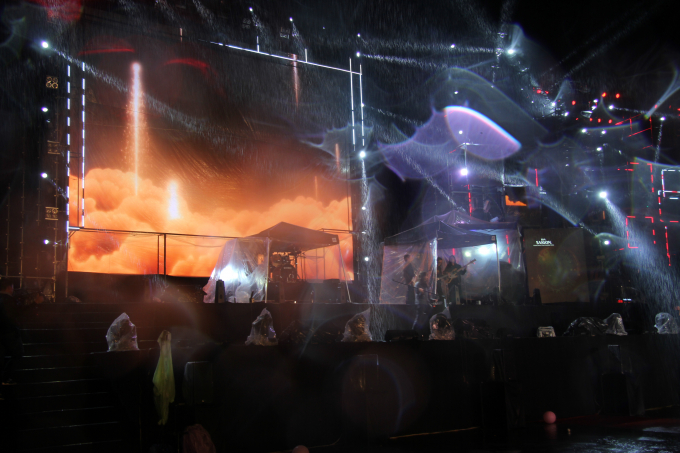 Bất chấp thời tiết xấu c&aacute;c vũ c&ocirc;ng, ca sĩ vẫn ch&aacute;y hết m&igrave;nh tr&ecirc;n s&acirc;n khấu.&nbsp;(Ảnh: V&acirc;n Trương)