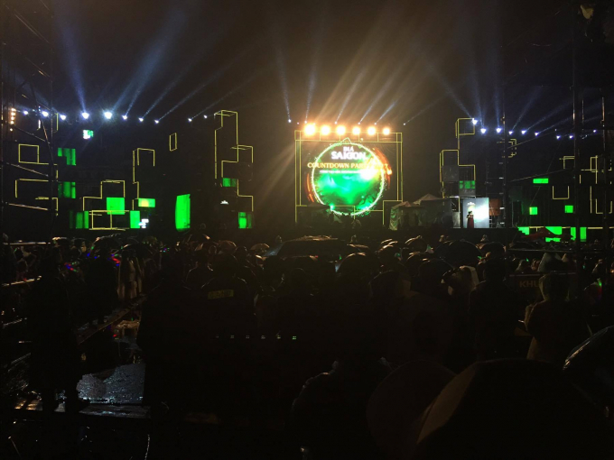 Mặc d&ugrave; thời tiết lạnh, mưa to k&eacute;o d&agrave;i suốt chương tr&igrave;nh nhưng người d&acirc;n Đ&agrave; Nẵng vẫn ki&ecirc;n tr&igrave;, mặc &aacute;o mưa, bất chấp thời tiết cổ vũ nhiệt t&igrave;nh h&acirc;m n&oacute;ng chương tr&igrave;nh ch&agrave;o đ&oacute;n Xu&acirc;n Đinh Dậu 2017. (Ảnh: V&acirc;n Trương)