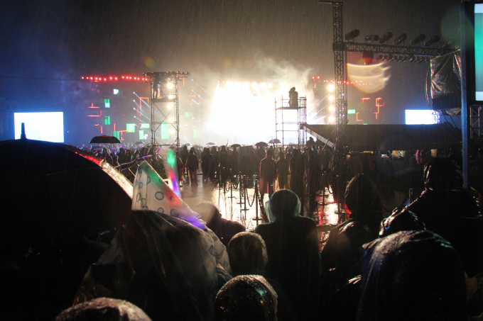 Mặc d&ugrave; đ&atilde; qua thời khắc chuyển giao giữa năm cũ 2016, bước sang năm mới 2017 nhưng kh&aacute;n giả vẫn đội mưa lưu luyến ủng hộ chương tr&igrave;nh đến ph&uacute;t cuối v&agrave; thưởng thức những bản nhạc DJ s&ocirc;i động. (Ảnh: V&acirc;n Trương)