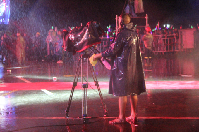 C&aacute;c ph&oacute;ng vi&ecirc;n th&ocirc;ng tấn b&aacute;o ch&iacute;, truyền h&igrave;nh t&aacute;c nghiệp dưới trời mưa.&nbsp;(Ảnh: V&acirc;n Trương)